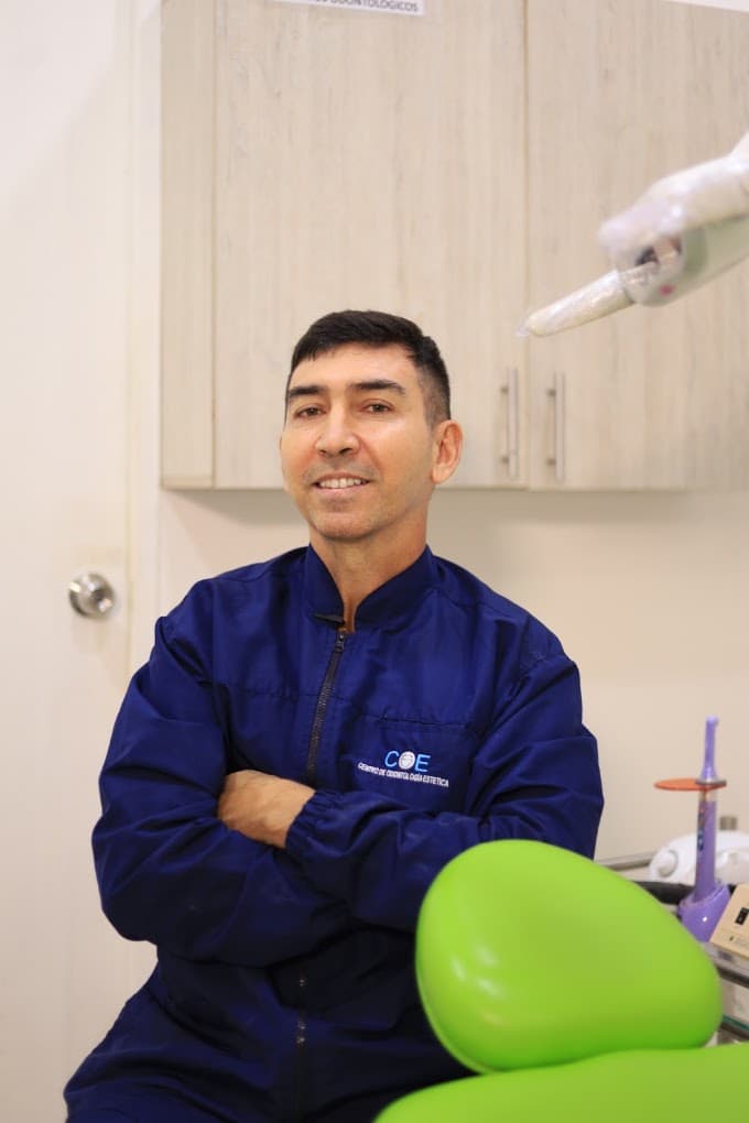 Dr. Carlos Mario Castrillón en el Centro de Odontología Estética COE