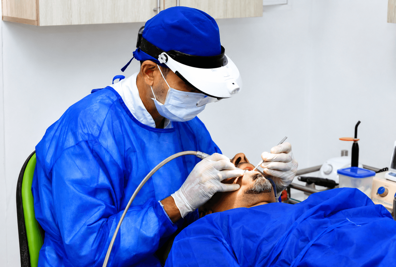 Profesional de COE realizando un procedimiento odontológico estético